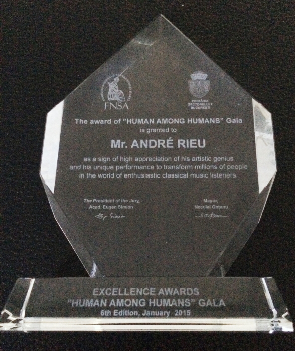 André Rieu a primit ”Premiul International – Prietenii Romaniei” in cadrul Galei Premiilor de Excelenta ”Om intre oameni”