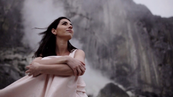 Alexandra Uşurelu prezintă noul videoclip chiar de Ziua Femeii