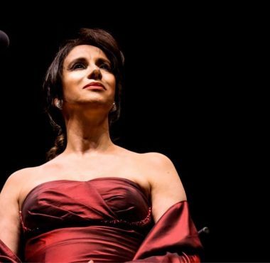 Celebra soprană Susanna Rigacci transmite un mesaj publicului cu ocazia concertului de la Ateneul Român